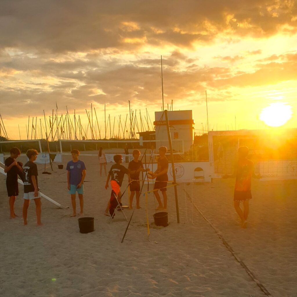 Beachvolleyball in Timmendorfer Strand in der Abendsonne
