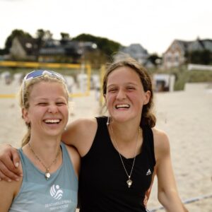 Lachende Gesichter beim YouthBeach Beachvolleyballcamp in Timmendorf