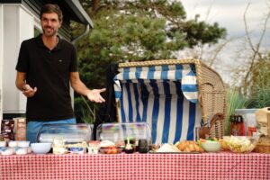 Malte Nagursky macht Frühstück am Strand Beachvolleyball Timmendorf